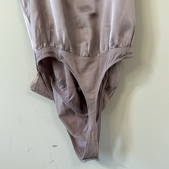 Abercrombie & Fitch Mauve Lace Cami Bodysuit Size Large - Picture 7 of 8